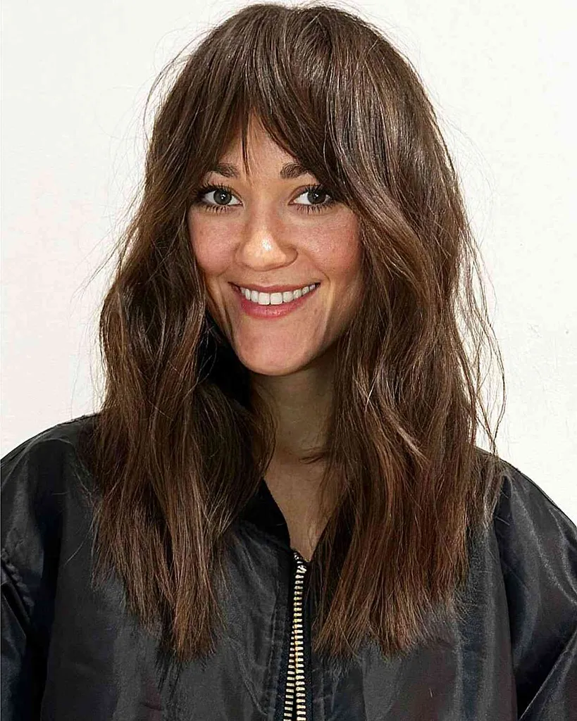 שחרחורת עם מסגור פנים בינוני עם מרקם טבעי' title=