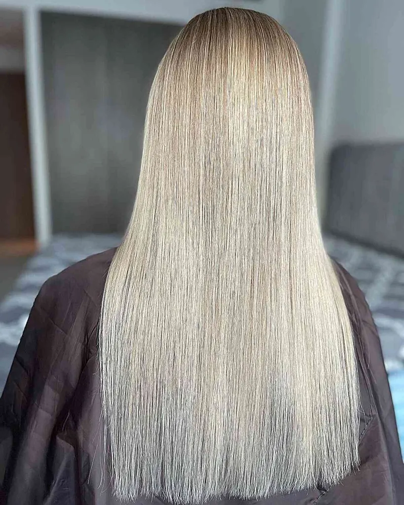 תספורת בלונדינית עם אבק No-Flyaways' title=