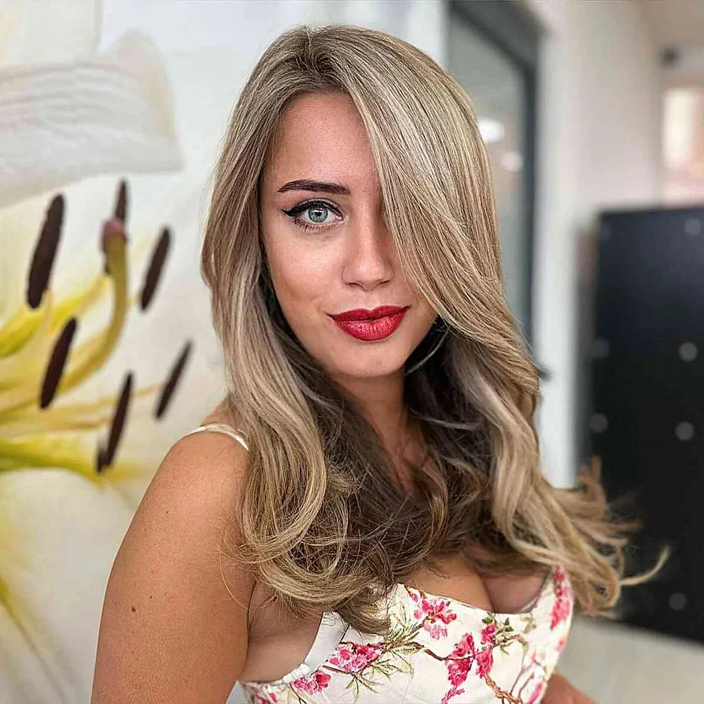 Balayage s Swoop Bang za dolge oblike obraza' title=