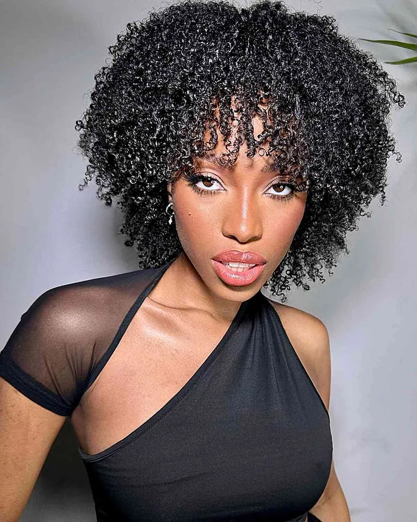 Seksi kodrasti bob s kodrasto resico za dolge obraze' title=