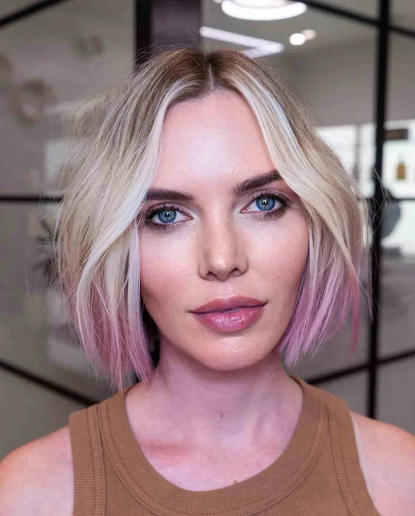 Blondinka Choppy Bob z roza dip barvo za dolg obraz' title=