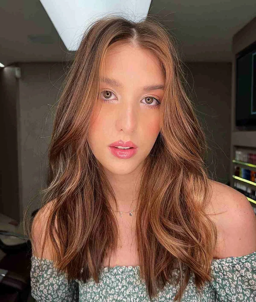 Voluminozna valovita pričeska s toplimi odtenki za dolge obraze' title=