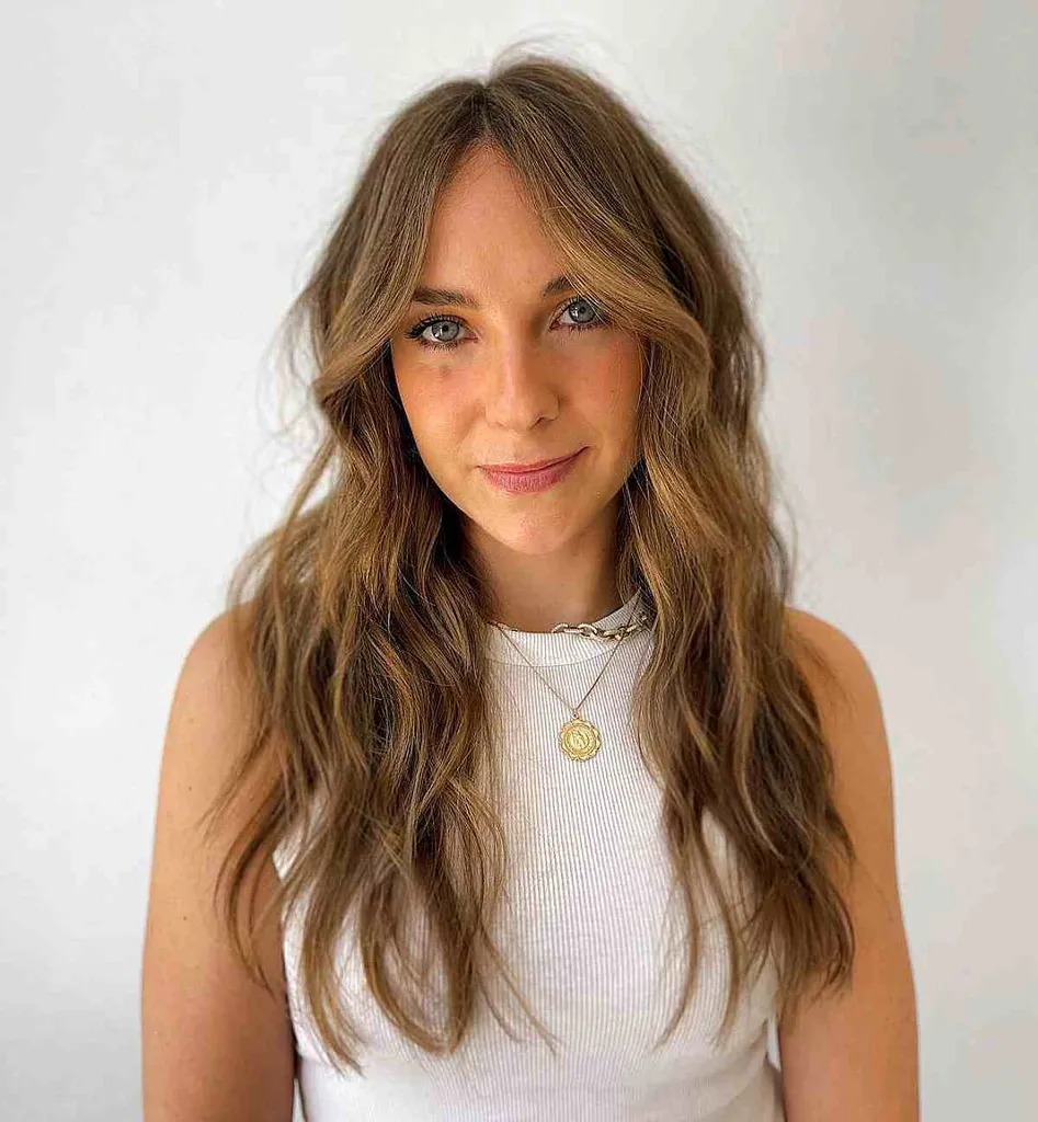 Seksi brond lasje z ohlapnimi valovi za dolge oblike obraza' title=