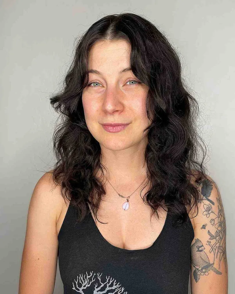 Srednji lasje z razdeljenim na sredini in mehkimi kodri za dolge oblike obraza' title=