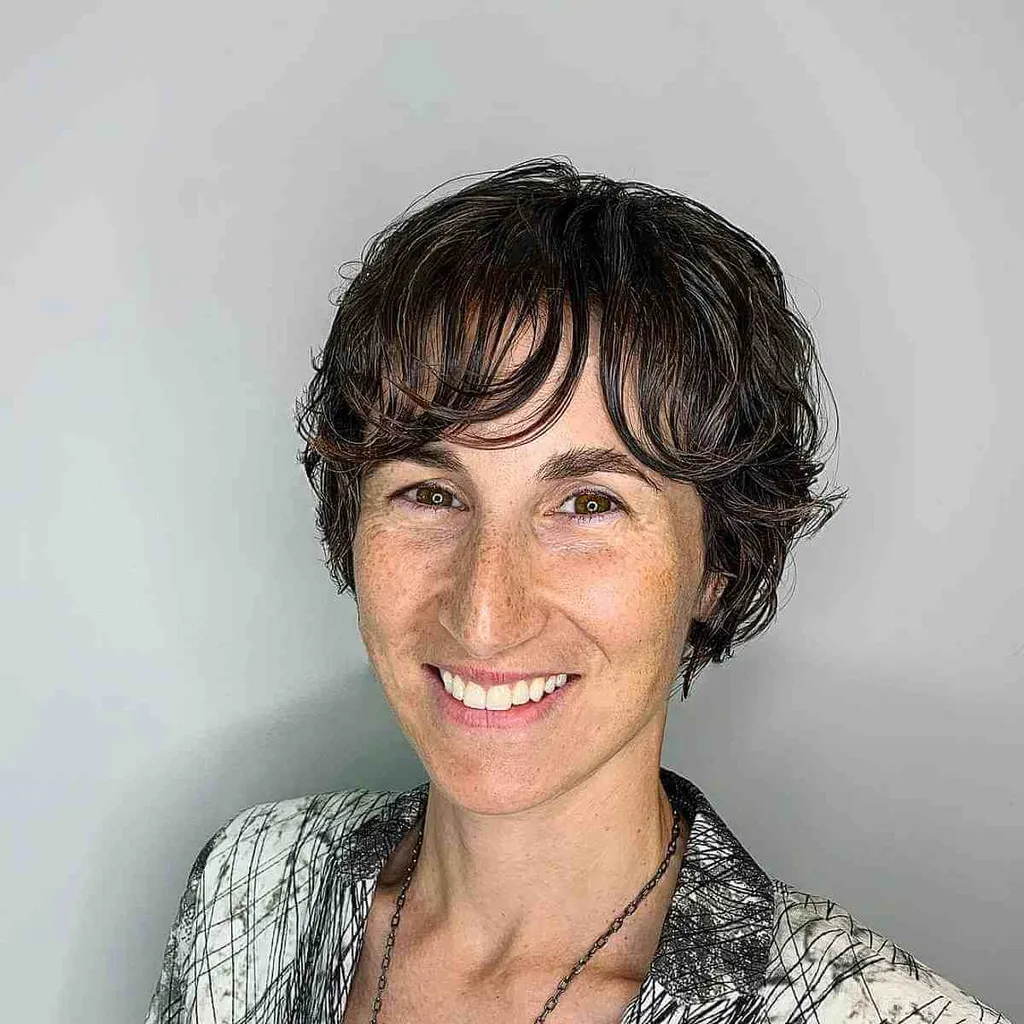 Kratek večplastni bixie z valovitim pažkom za dolge obraze' title=