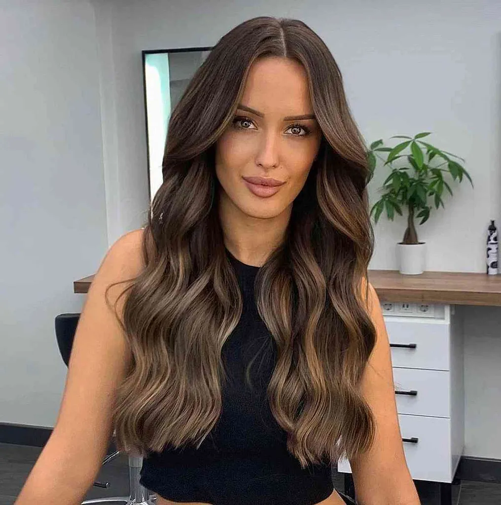 Dimenzionalni brunette balayage na dolgih valovitih laseh za dolge obraze' title=