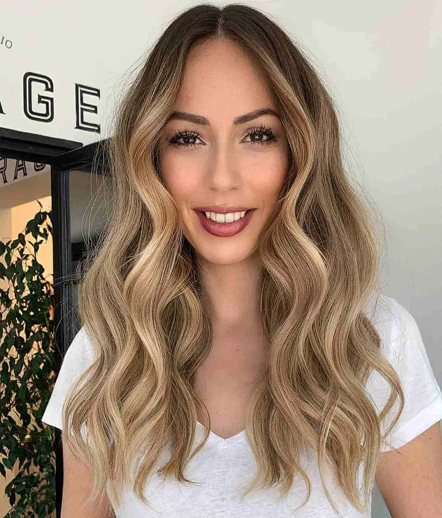 Osončena blond balayage s plažnimi valovi za dolg obraz' title=