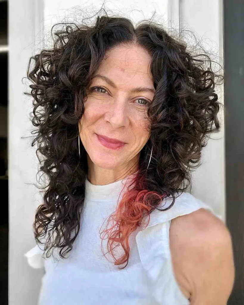 Srednje večplastna pričeska s prečo za naravne kodre in dolge obraze' title=