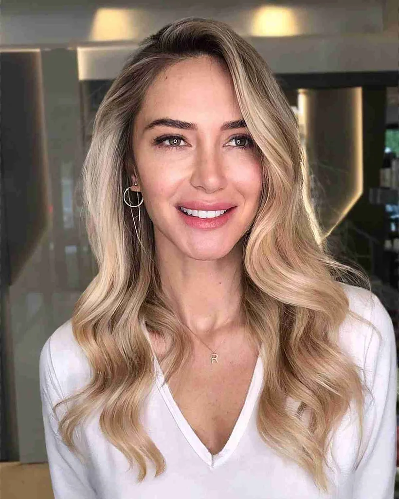 Srednje dolgi do globoki lasje s stransko prečo za dolge obraze' title=