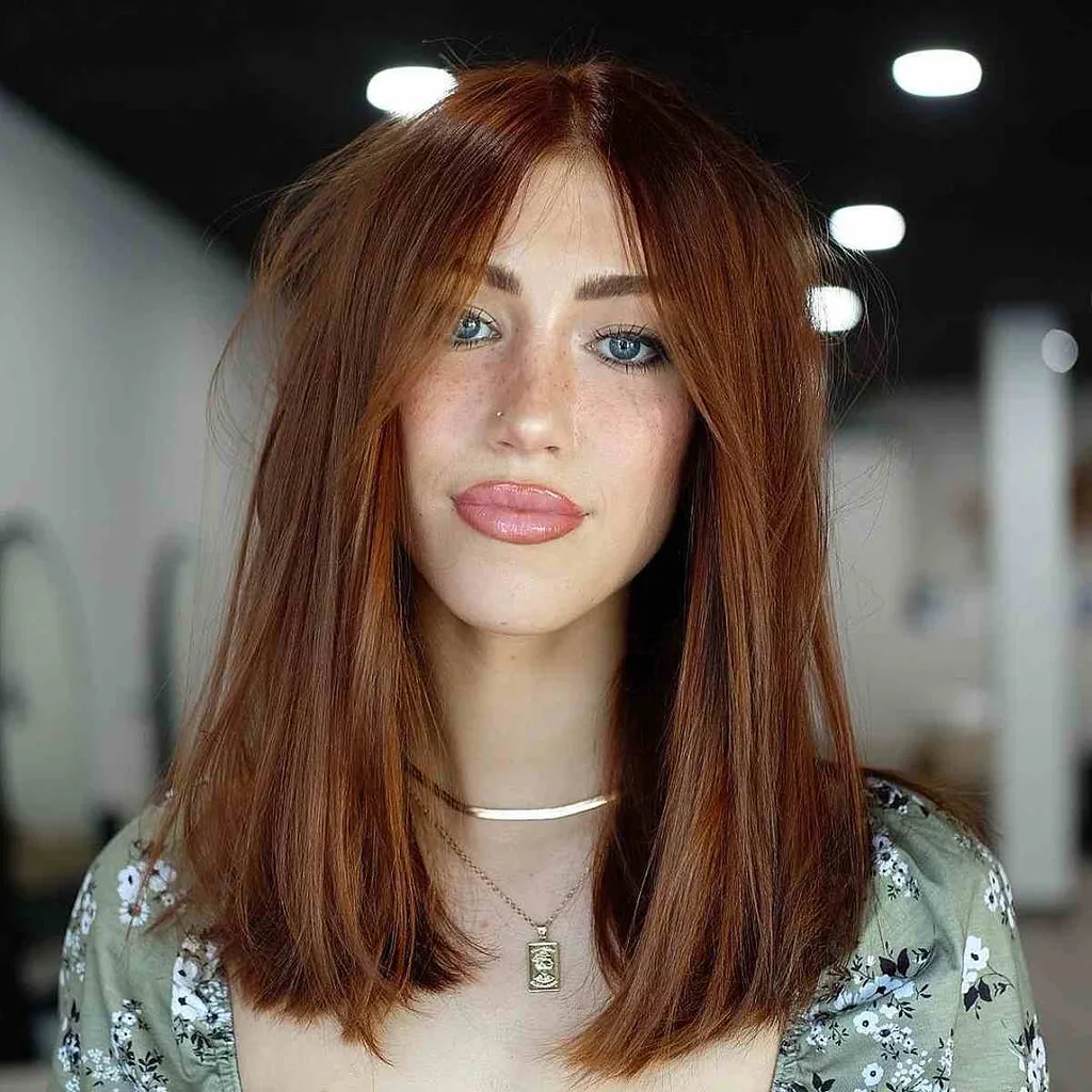 Mehki razmršeni ravni lasje s subtilnim obraznim okvirjem za dolge obraze' title=