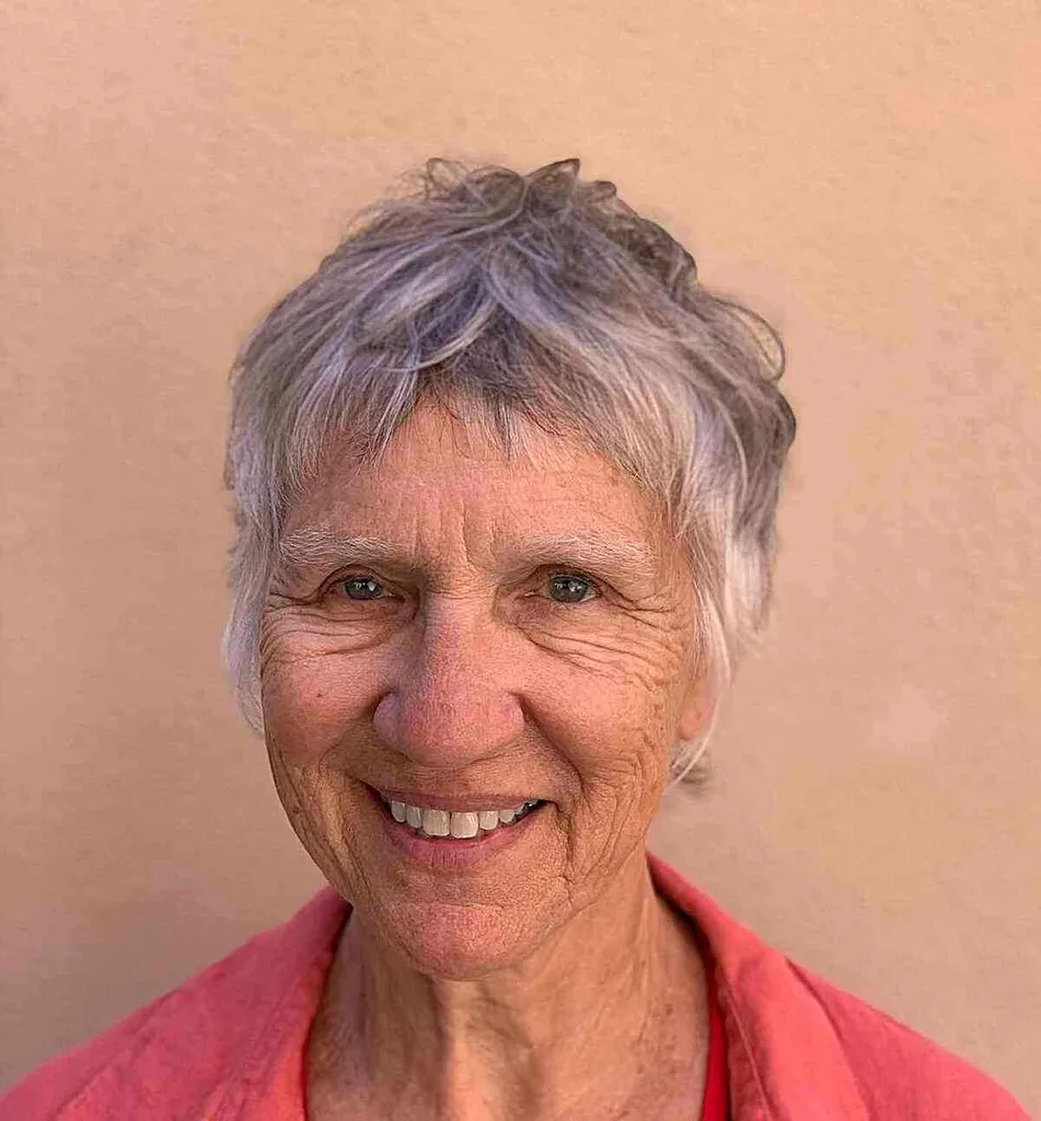 Kurze und weiche, zottelige Pixie-Meeräsche für ältere Frauen im Alter von 60 Jahren mit feinem Haar' title=