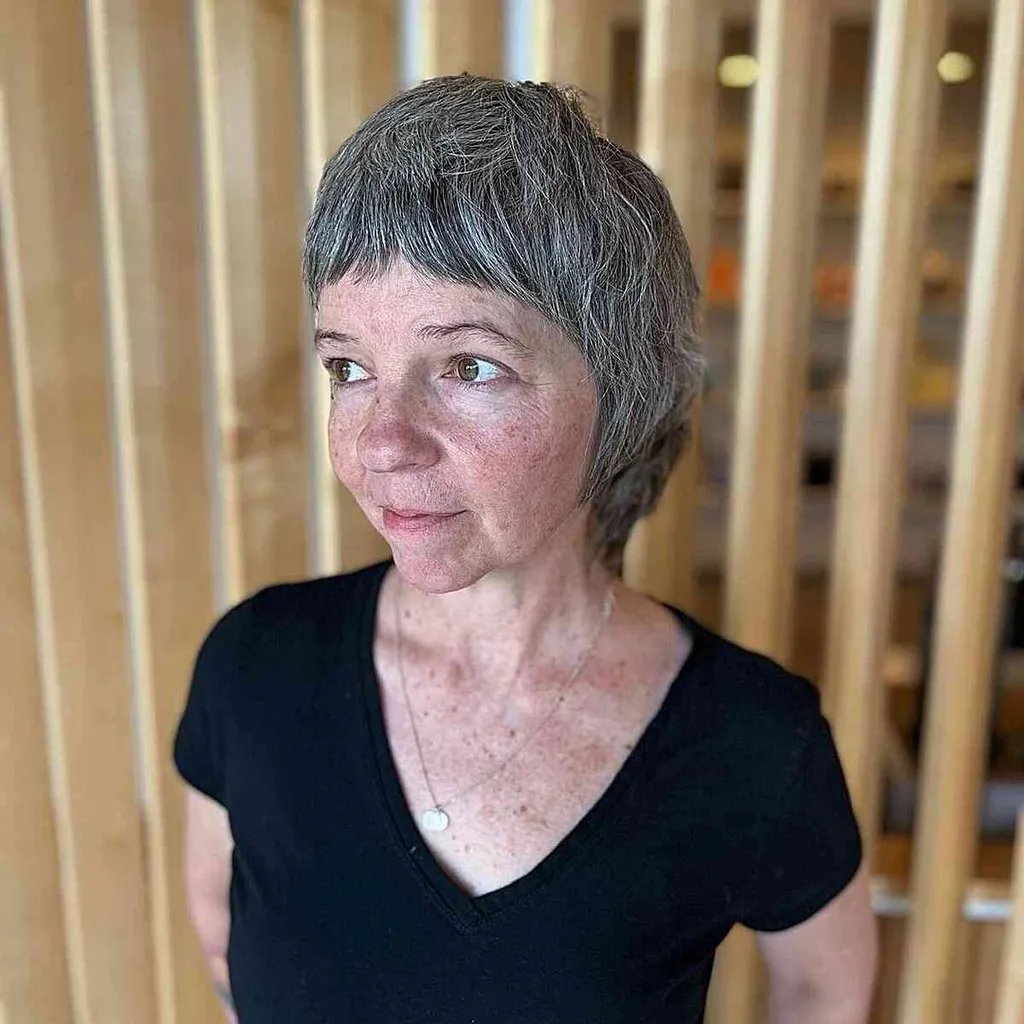 Kurzer grauer Bixie-Shag mit kurzem Pony für Damen über 60' title=