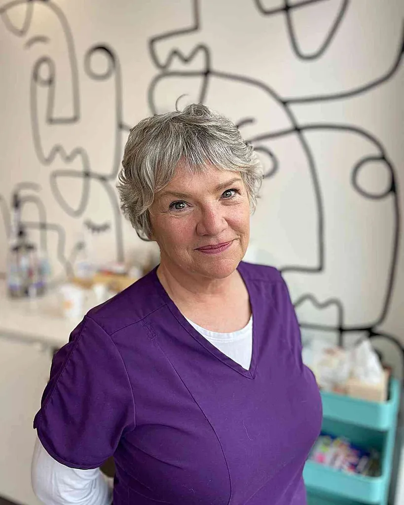 Strukturierter Wavy Shagged Pixie für Frauen über 60 mit kurzen Haaren' title=