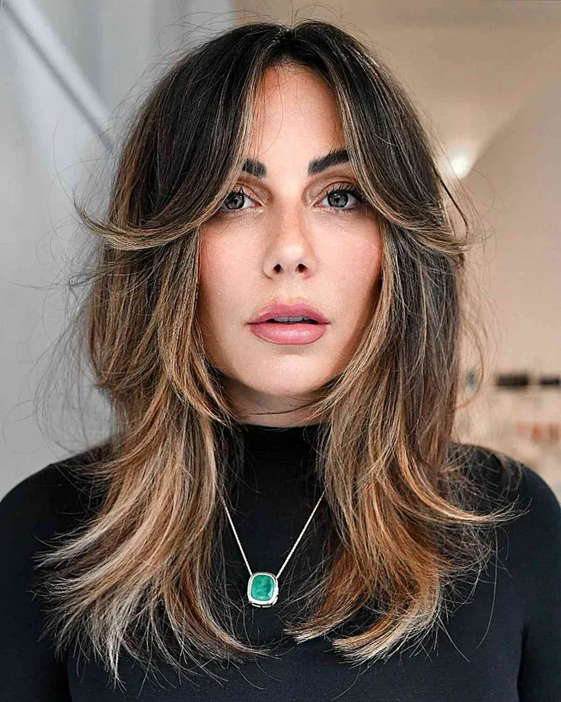 Srednje raztrgana rjavolaska Rachel Shag z blond poudarki' title=