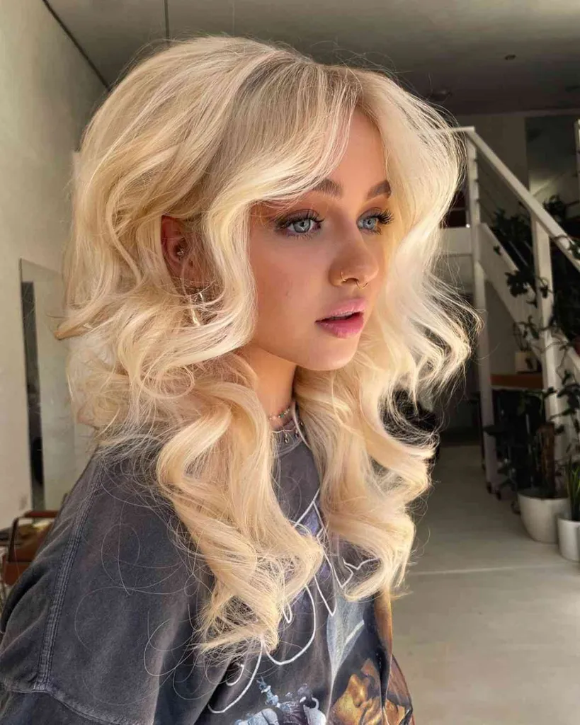 Vintage blond bomba účes zo 60. rokov' title=