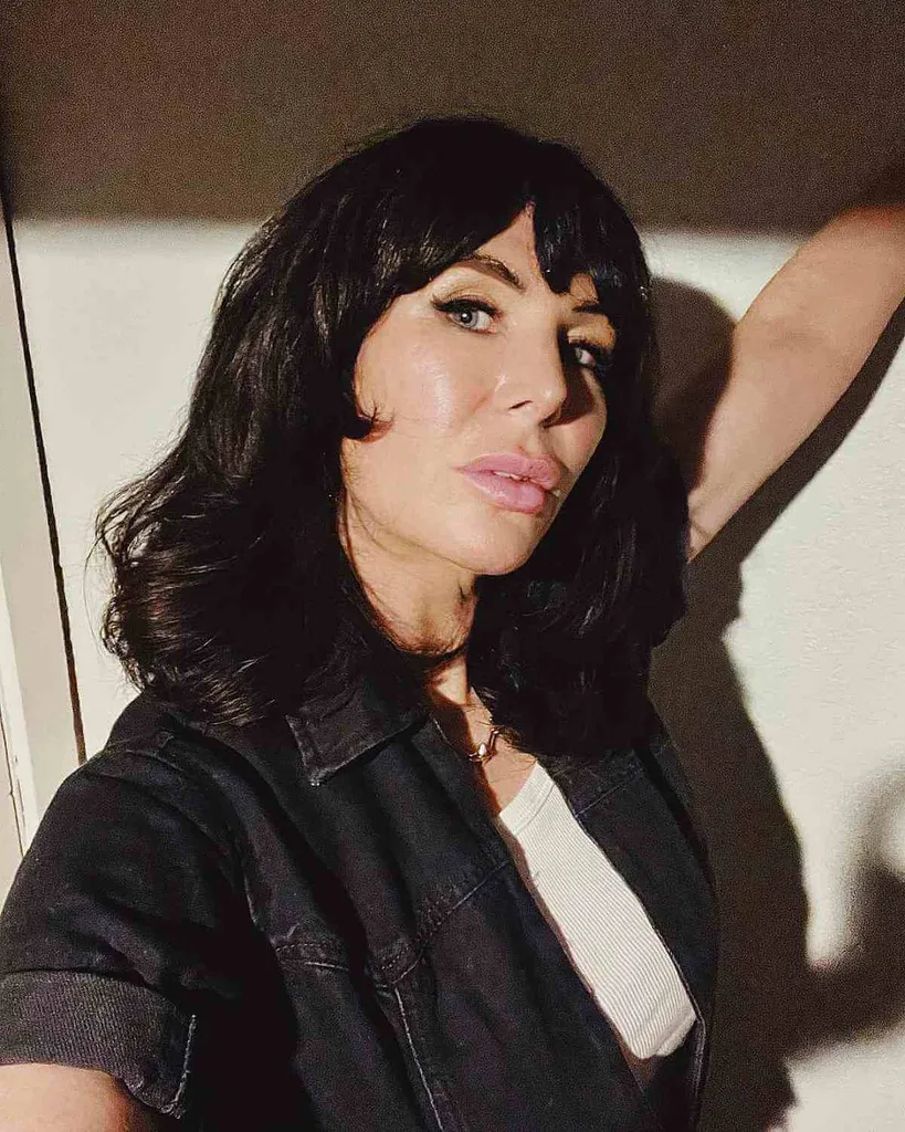 Lesklý účes tmavej brunetky zo 60. rokov' title=