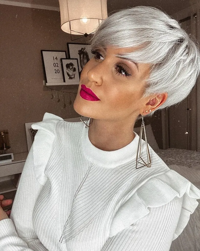 Elegantný pixie strih zo 60. rokov' title=