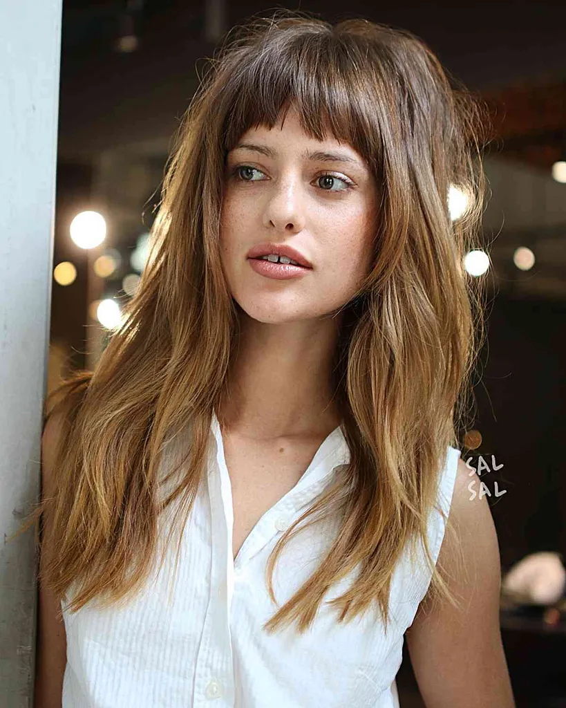 Dlhý strapec inšpirovaný 60. rokmi s objemnými vrstvami koruny' title=