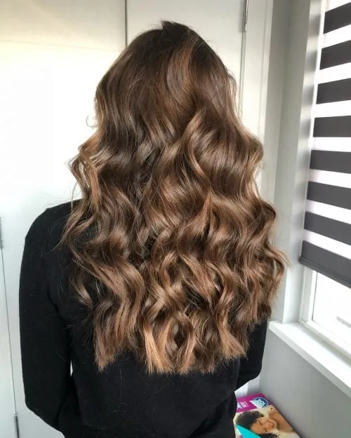 Foto de um penteado de festa com ondas cheias' title=