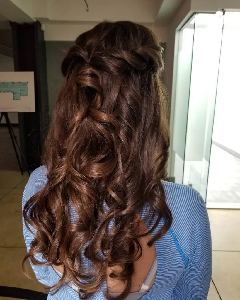 Penteado com torções em cascata' title=