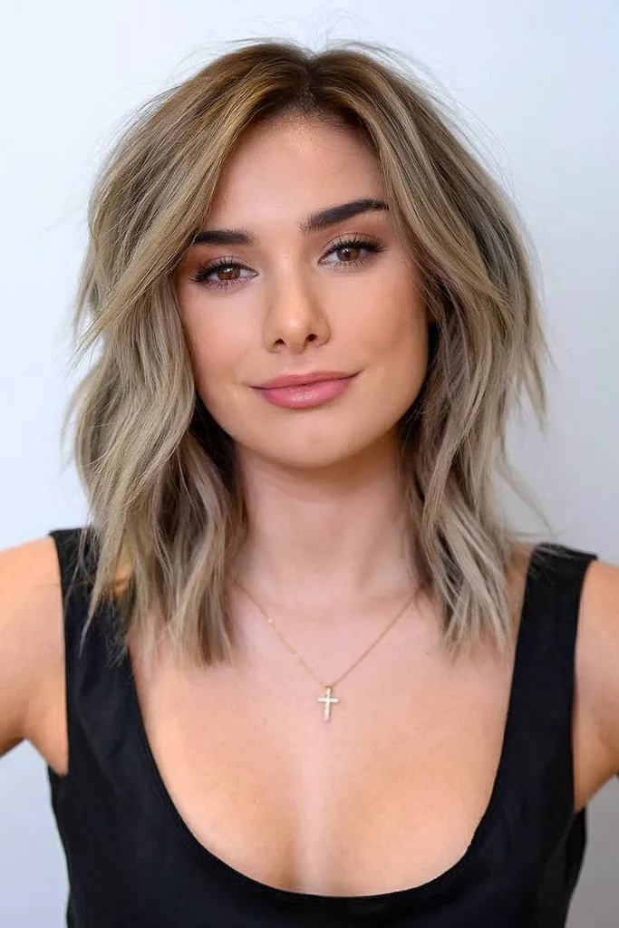 Recht shag-kapsel met zijscheiding en zachte lagen' title=