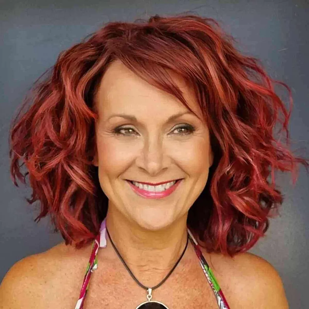 Coafura Ondulată Bucle Roșii' title=