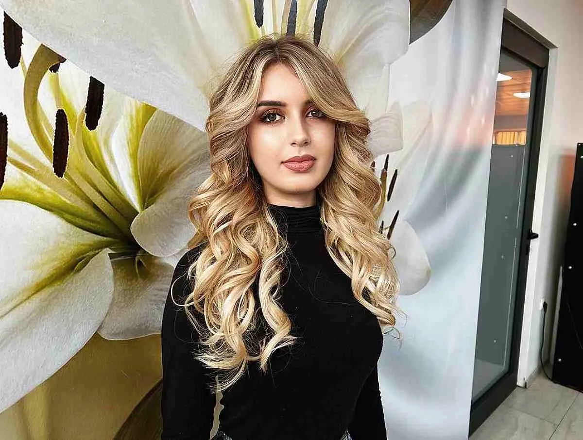 Păr ondulat în parte' title=