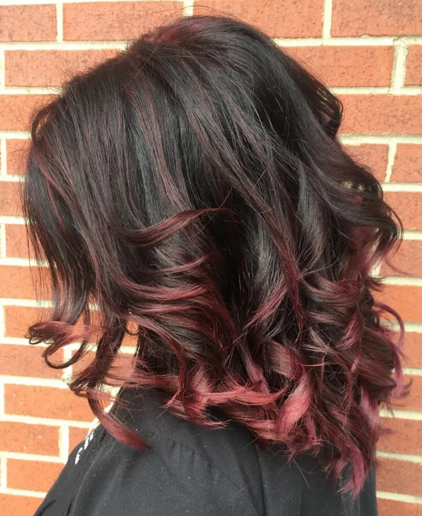 Coafuri asimetrice ondulate' title=