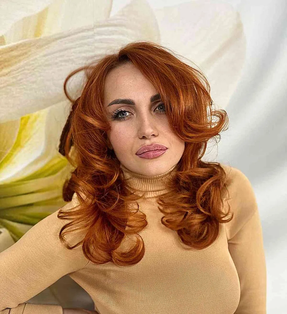 Păr ondulat cu tonuri de portocaliu arse' title=