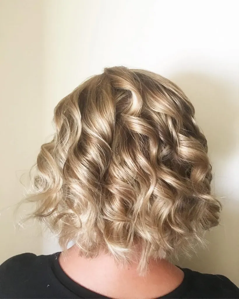 Coafura Blonde Curls pe o tunsoare bob' title=