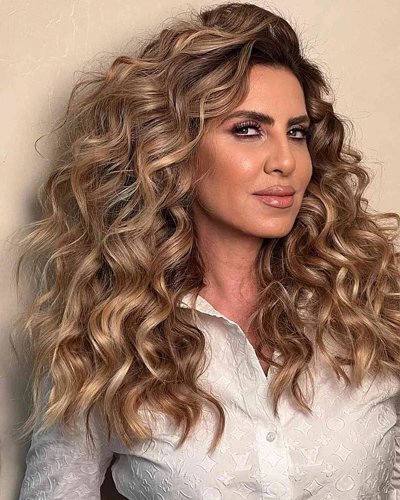 Bucle groase și voluminoase blond auriu' title=