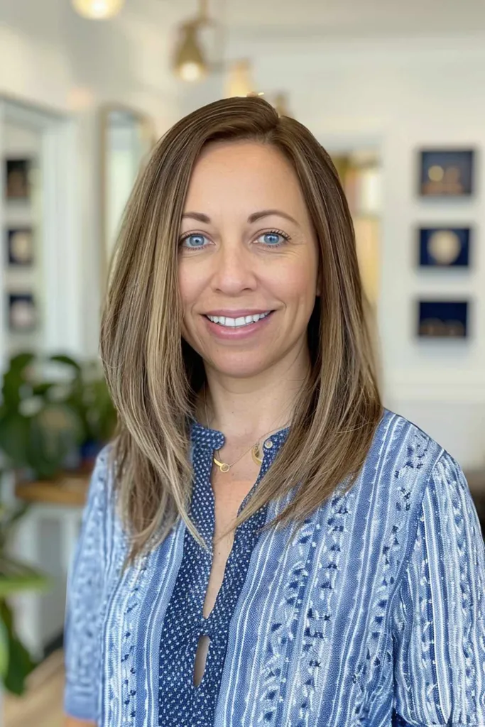 תספורת שכבות באורך בינוני עם הבהרה לשיער חלק המתאימה לפנים סגלגלות ולב' title=