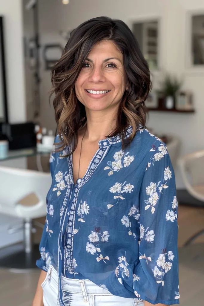 תסרוקת בוב ארוכה עם גלי שכבות והדגשות קרמל עדינות המתאימה לפנים סגלגלות וצורת לב' title=