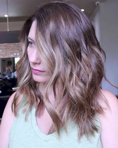Medium Haircut with Textured Ends for Summer