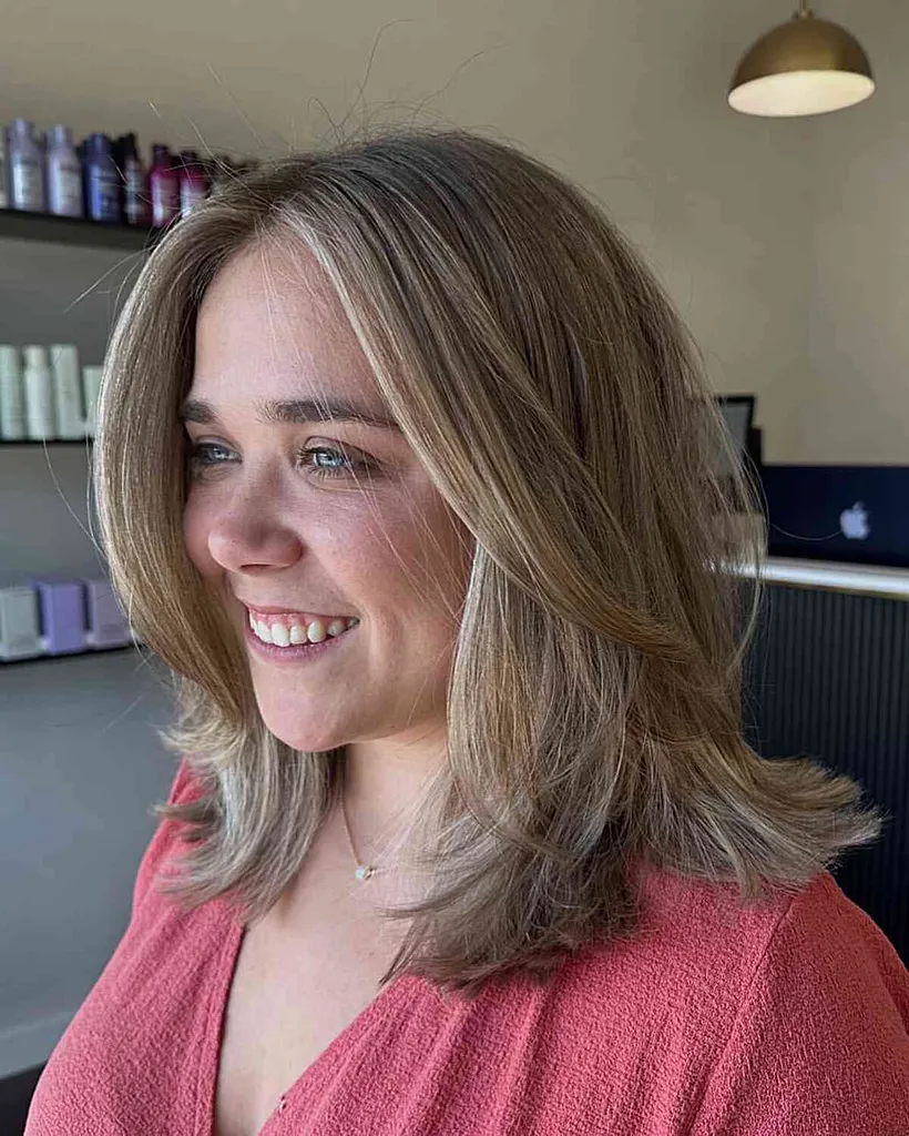 Středně dlouhý účes Rachel se středovou částí' title=