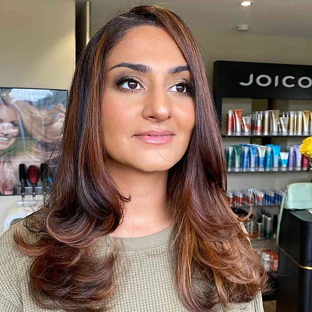 Rozměrný vrstvený účes Rachel po délce hrudníku' title=