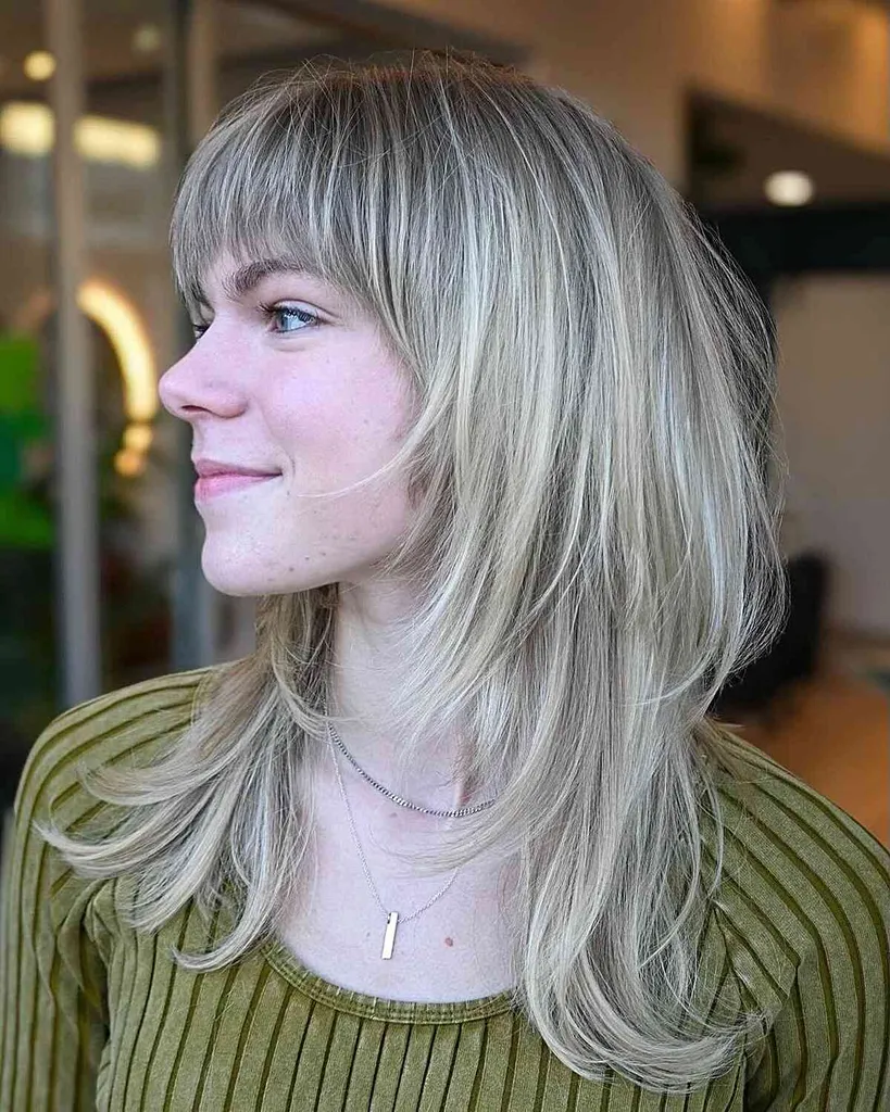 Středně jemný střih Rachel z 90. let s klenutými ofinami' title=