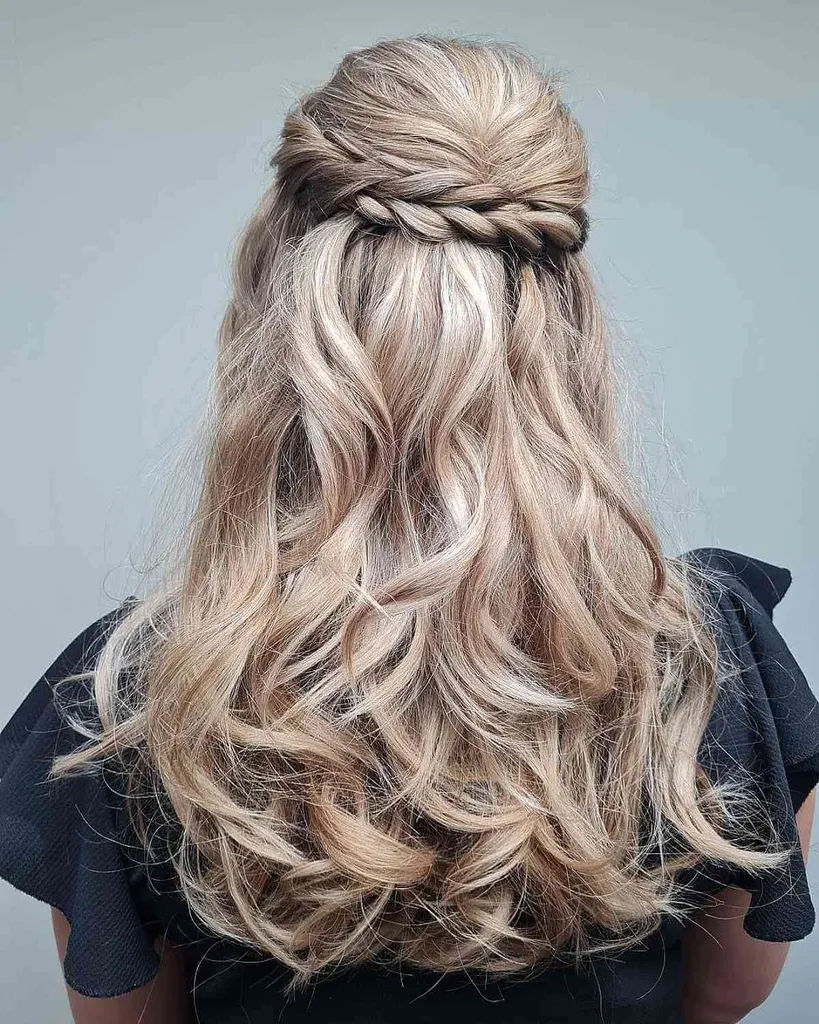 Iøjnefaldende halv updo med flettede kæder' title=