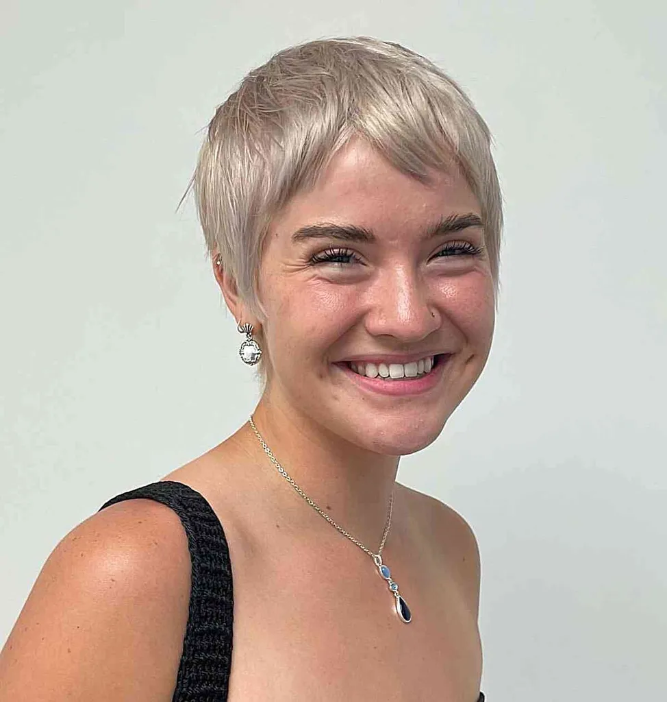 Krátký Platinum Pixie pro promoci' title=