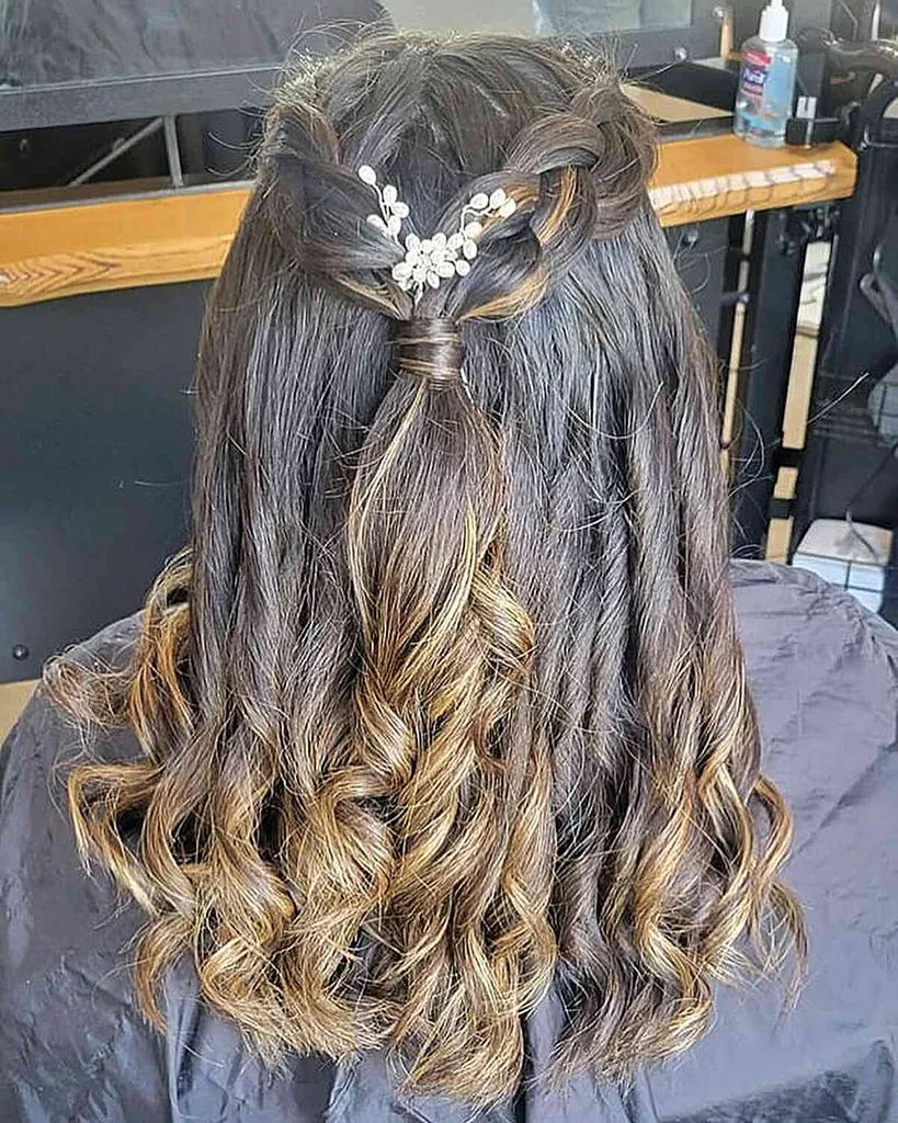 Messy Twisted Updo s volnými pramínky pro dívčí promoci' title=