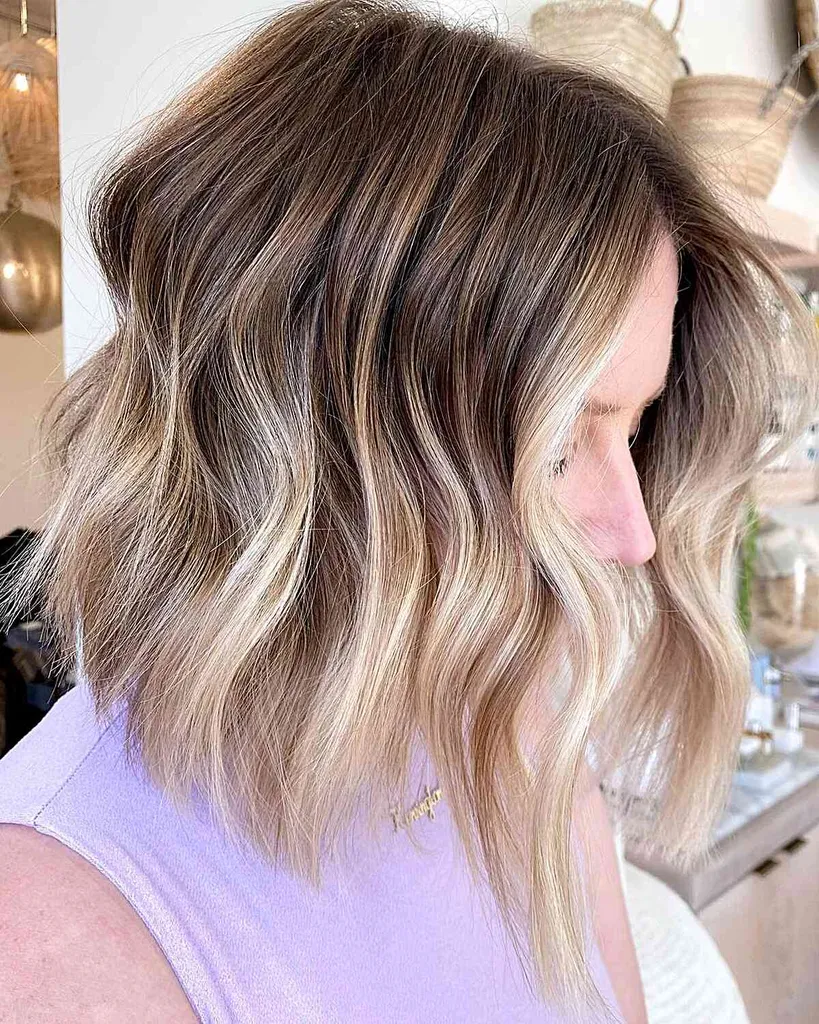 Vlnitý dlouhý Bob s Bronde Balayage pro promující mladé dámy' title=