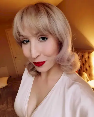 Vintage bouffant bob