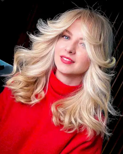 Vintage 70s-Inspired Gorgeous Blonde Feathered Cut