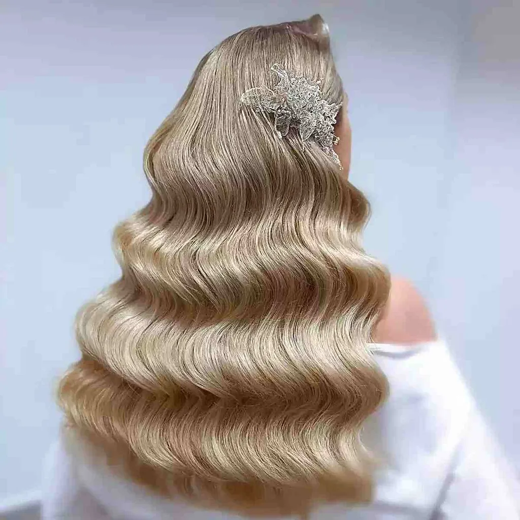 Dlhá blondínka Glam Hollywood Waves s Barrette' title=