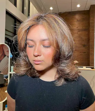 Shoulder-Grazing Classic Rachel Haircut with Highlights