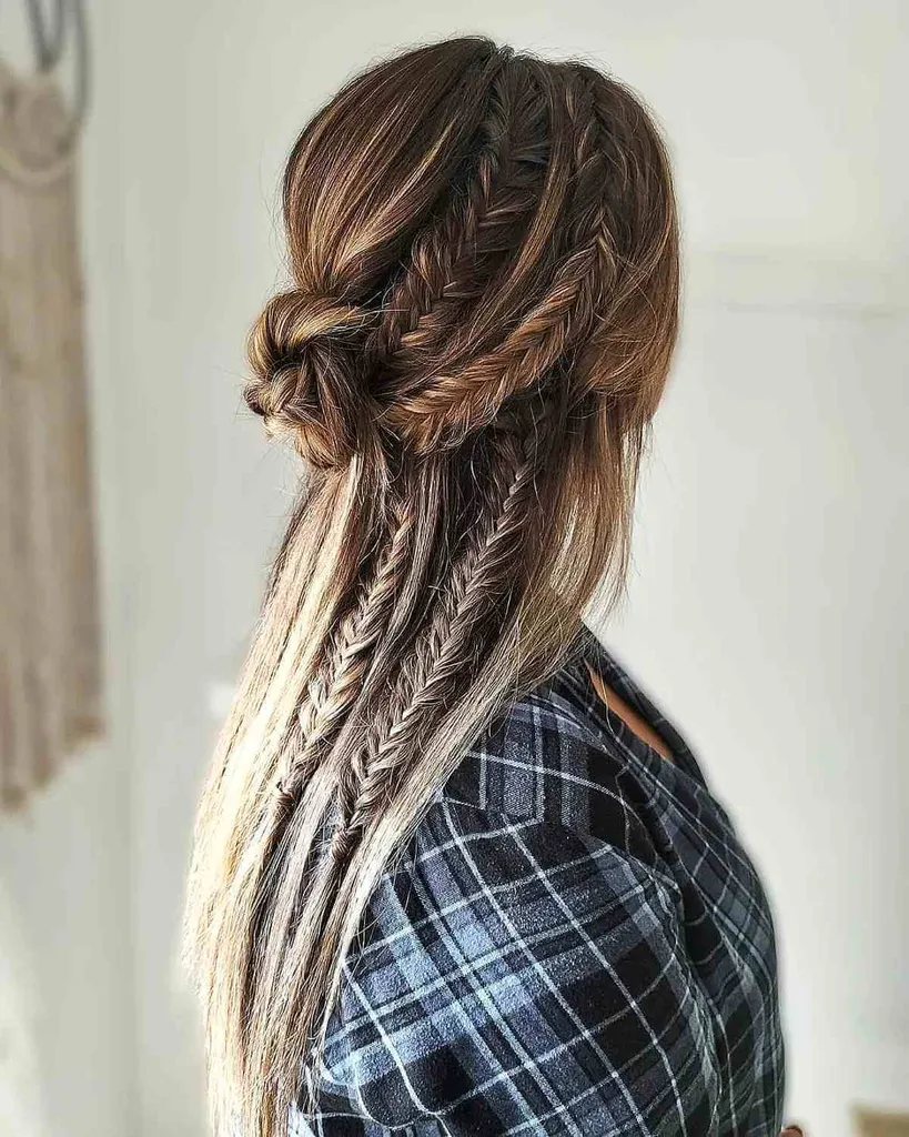 Boho-inspiriertes braunes und blondes Haar' title=