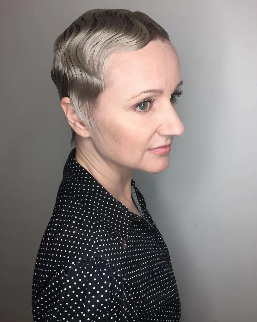 גלי אצבע זוהרים על שיער קצר' title=