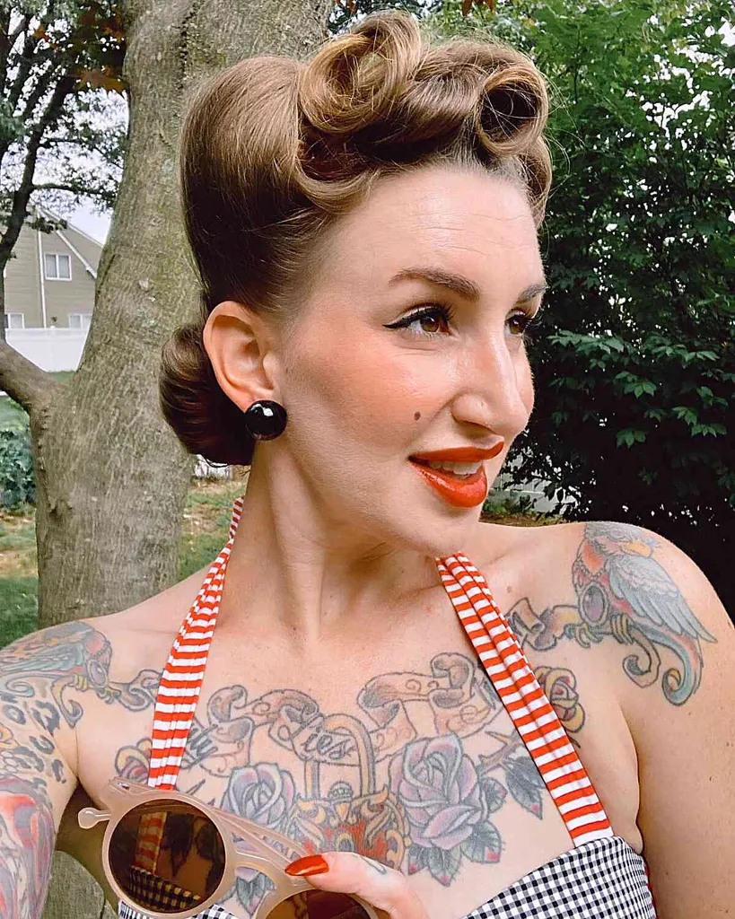 תסרוקת שנות העשרים שואגת רטרו קלאסית' title=