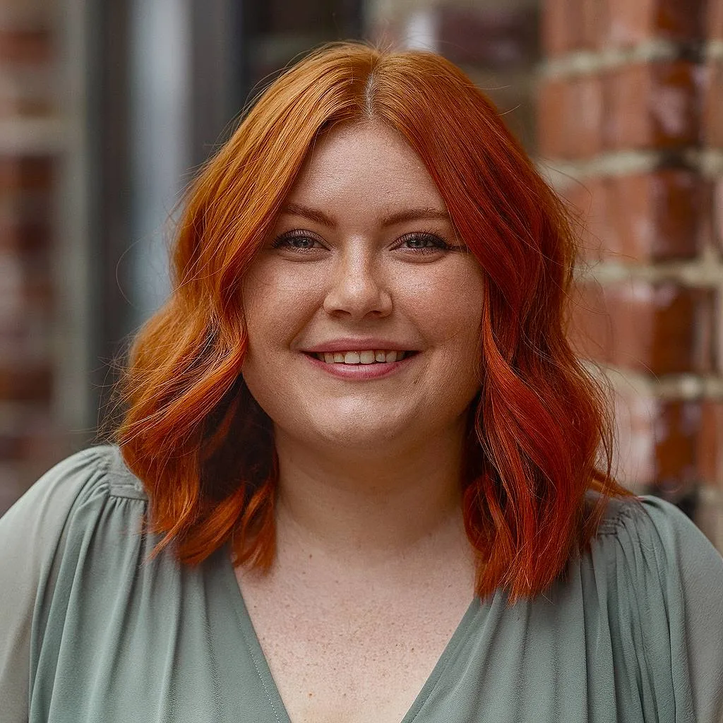 Mellemlang klipning med bløde lag en flatterende forårsfrisure til runde ansigtsformer' title=