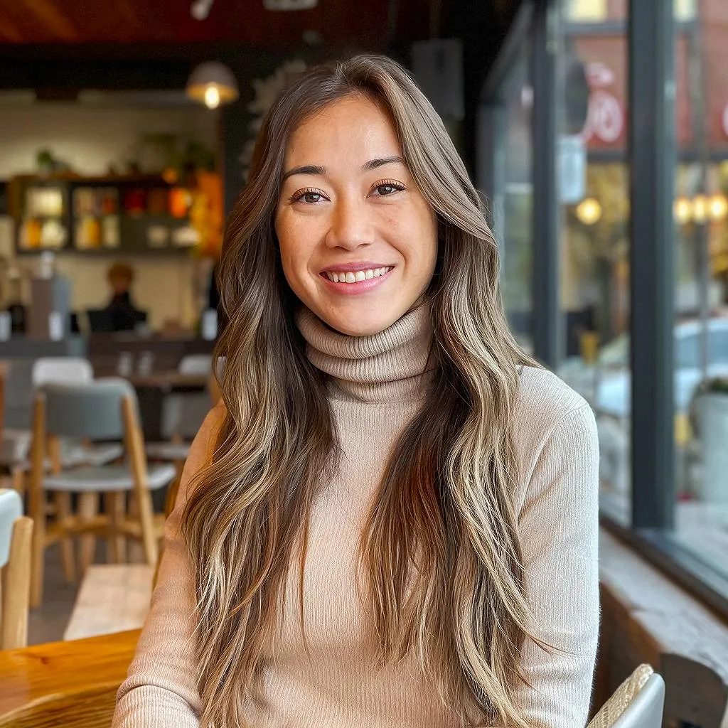 Lang forårsklipning med bløde ansigtsindrammede lag for en flatterende og ubesværet stil' title=